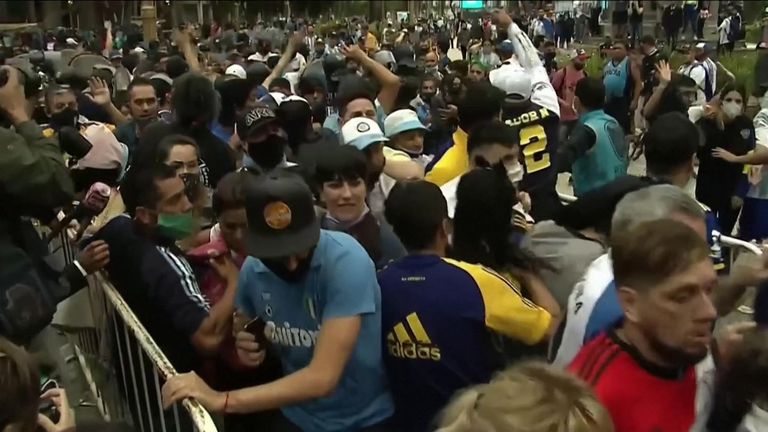 وفاة مارادونا: ثلاثة أيام حداد وطني في الأرجنتين على نجم كرة القدم | اخبار العالم
